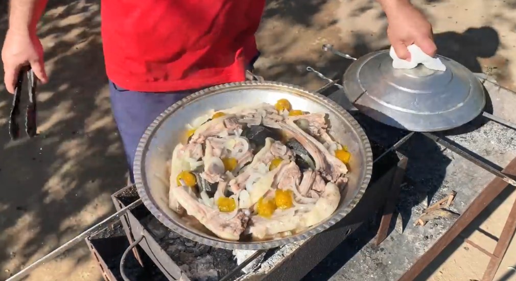 Баранина, приготовленная с камнями! Уникальный рецепт из прошлого смотреть онлайн