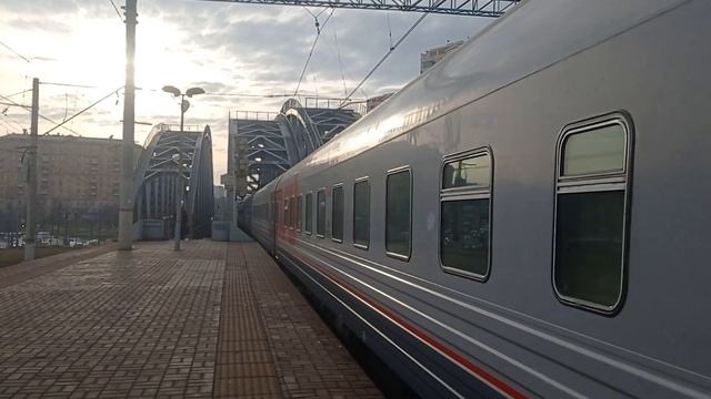 Электровоз ЧС7-015 с пассажирским поездом №047 "Москва-Балаково", платформа Тульская. смотреть онлайн