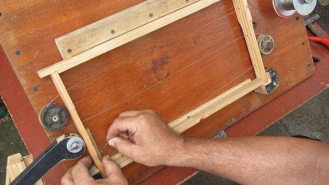 Натяжка проволоки на рамки ульев. ПРОСТОЙ СПОСОБ смотреть онлайн