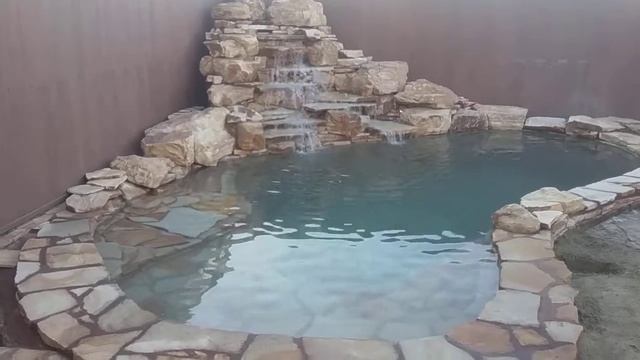 Купель с водопадом из природного камня
