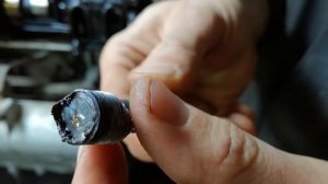 обломилась свеча зажигания.  выкрутить можно!