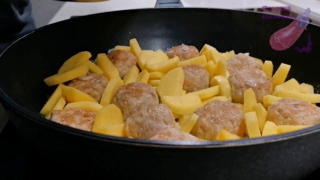 Закинул все в одну сковороду и залил томатом. ПРОСТО и ВКУСНО очень! УЖИН из картошки с фаршем смотреть онлайн