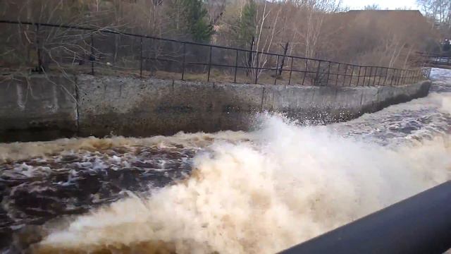 Сброс весенних вод на старой Плотине Сысерти – 1 смотреть онлайн