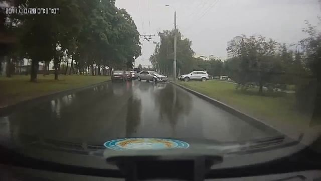 Лихач на мокрой дороге . смотреть онлайн