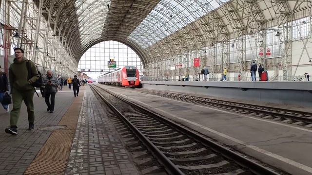 Прибытие скоростного электропоезда ласточка сообщением аэропорт Внуково - Москва (Киевский вокзал) смотреть онлайн