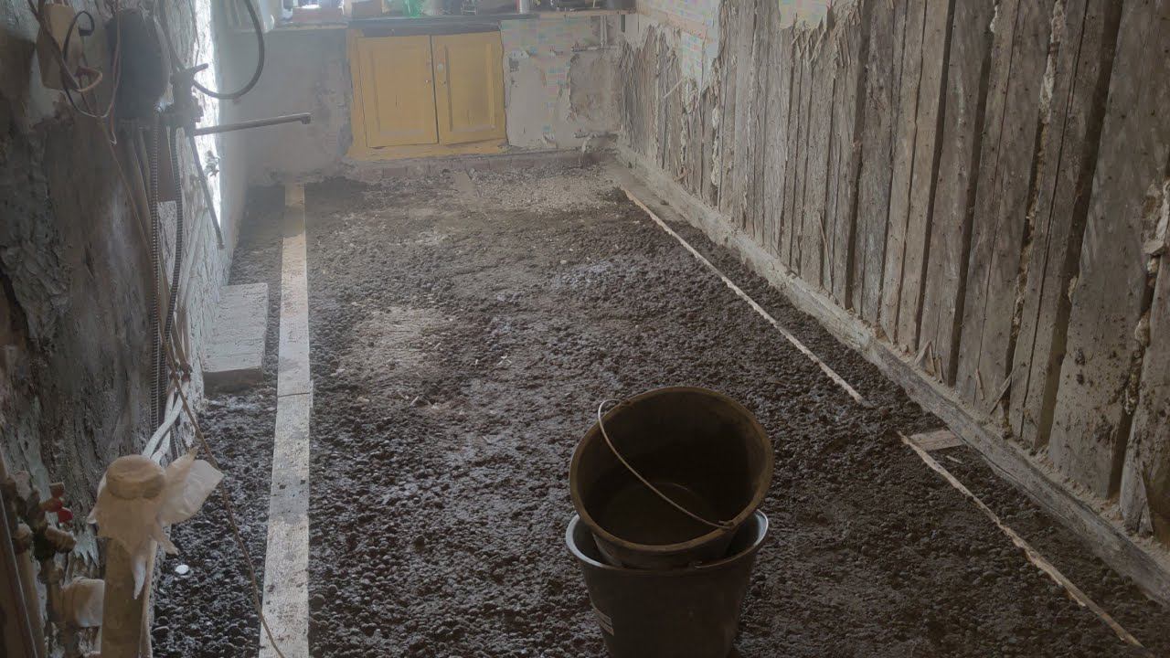 Старый фонд: стяжка везде кроме комнат. Полы уходящего лета! TimeLapse Июль 2022 смотреть онлайн