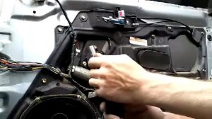 Как снять извлечь заменить стекло передней двери MAZDA 6 (2006)demontaz zamiana szyby drzwi przod