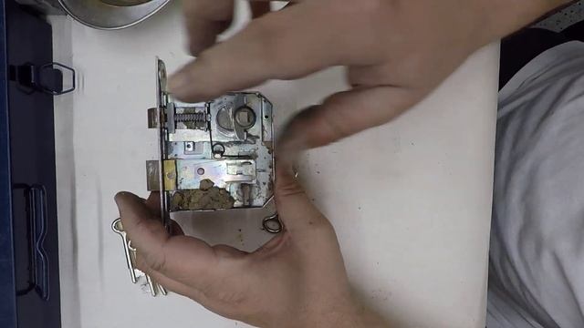 Lane 1000 Old Lock - Find the key & how it works смотреть онлайн