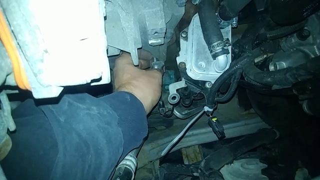 Снятие и установка генератора Peugeot 4007 2.2 дизель (36) смотреть онлайн