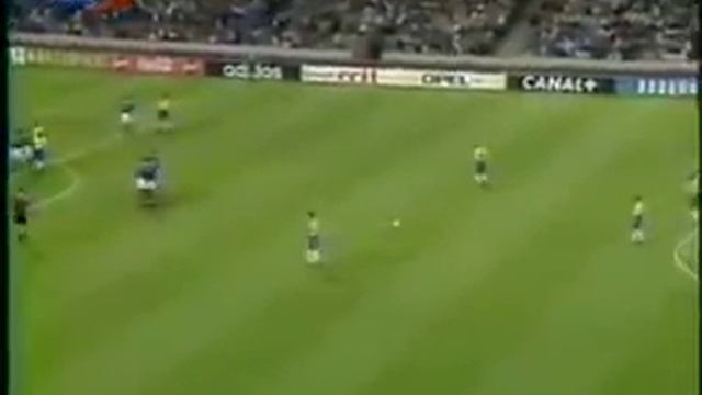 Супер Голы: Знаменитый гол Роберто Карлоса в ворота сборной Франции 1997г смотреть онлайн