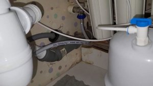 Воняет под раковиной канализацией