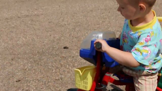 Мальчик Саша катается на велосипеде. Boy Sasha riding a Bicycle. смотреть онлайн