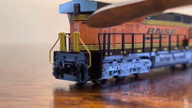 Kato N BNSF ES44AC Review смотреть онлайн