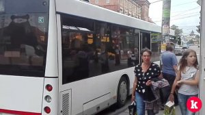 Автобус отъезжает от остановки с открытыми дверями