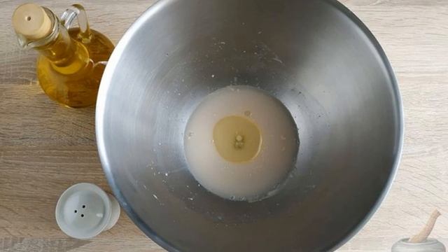 Дрожжевая пицца с колбасой, помидорами и сыром смотреть онлайн