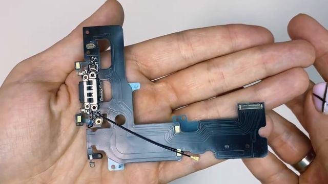 Шлейф с разъёмом зарядки, гарнитуры и антенной для Apple iPhone 7 Plus, черный. смотреть онлайн