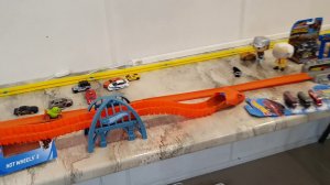 Гонка разных Hot Wheels и Matchbox по очень длинному треку