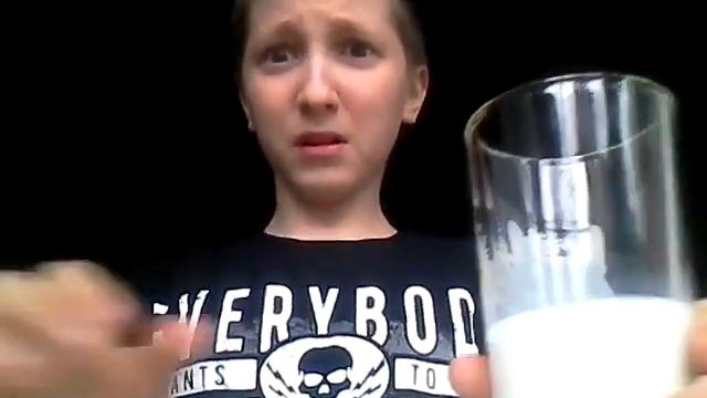 Вызов Принят-№5-Ем Острый соус,облизываю таракана,и духи в глаза!