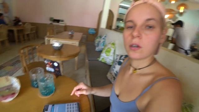 Влог - Первые дни на Бали. Заселились в бюджетный отель в Куте. Пляж Куты. В поисках жилья. смотреть онлайн