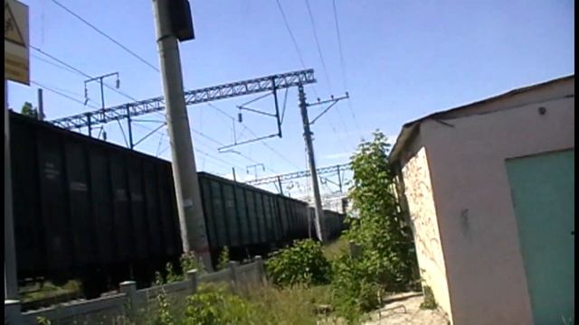 14.06.2022. ВЛ80С-2072 с грузовым поездом проезжает пешеходный переход. смотреть онлайн