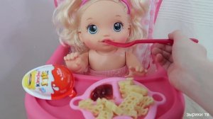 Куклы Пупсики Беби Элайв Соня кушает макароны. Готовим на игрушечной плите Плей До. Зырики ТВ