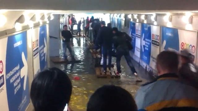 В переходе на Савеловском рынке смотреть онлайн