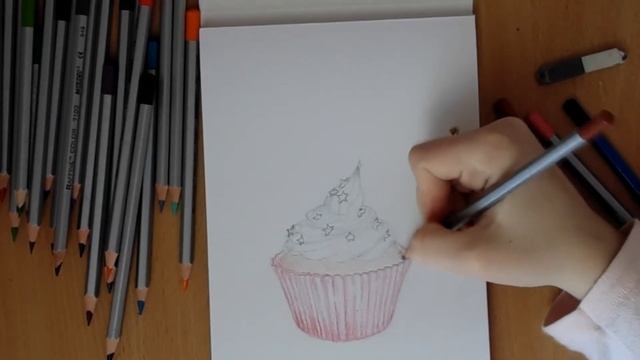Уроки рисования | рисуем маффин цветными карандашами смотреть онлайн