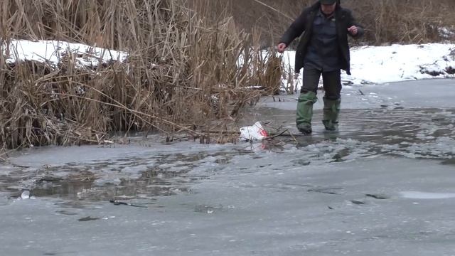 Дед провалился под лед Зимняя рыбалка Ловля карася на поплавок зимой ( декабрь). My fishing смотреть онлайн
