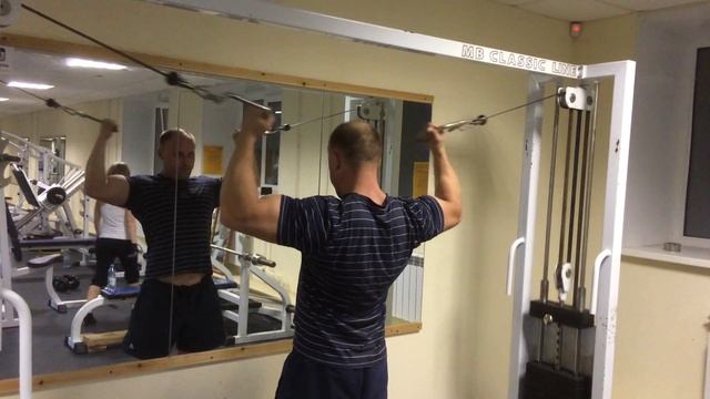 Бицепсы-Сгибание рук в кроссовере смотреть онлайн