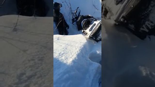 Снегоход улетел в яму смотреть онлайн