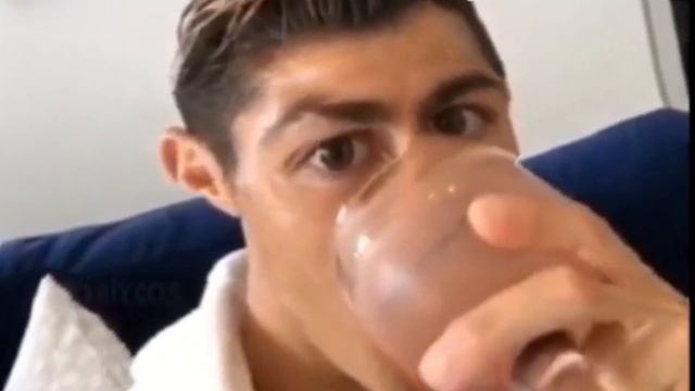 Ronaldo takes a sip (Animated Content Aware Scale) смотреть онлайн