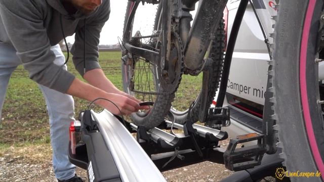 Thule VeloSpace XT3 - Fahrradträger für E-Bikes und große Heckklappen смотреть онлайн