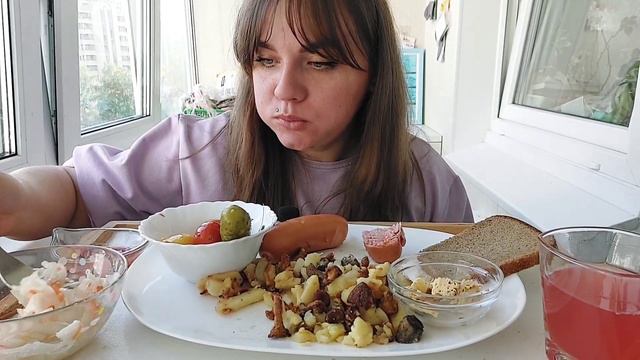 Мукбанг картошка с грибами, соленья, сардельки #мукбанг #фудблогер #картошка смотреть онлайн