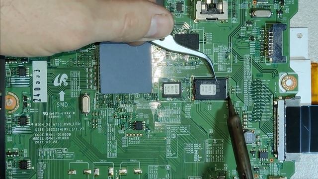 Решаем проблему циклической перезагрузки SMART-TV Samsung UE32D5520RW. Замена памяти NAND. смотреть онлайн