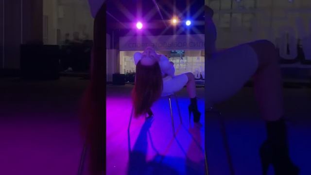 красивый танец на стуле смотреть онлайн