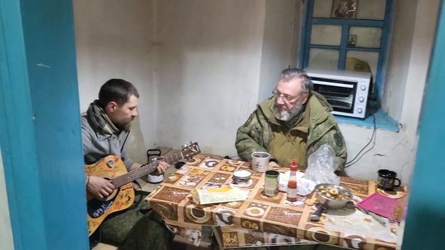 Передовая!Запорожье!Работаем!Наш брат Апостол,после вечерней молитвы,радует нас новой песней. смотреть онлайн