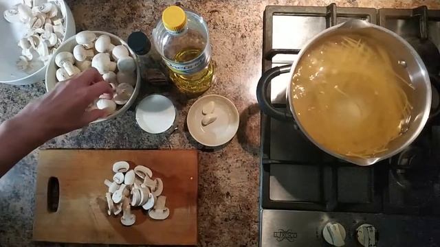 Спагетти с грибами в сливочном соусе. Готовим дома. смотреть онлайн