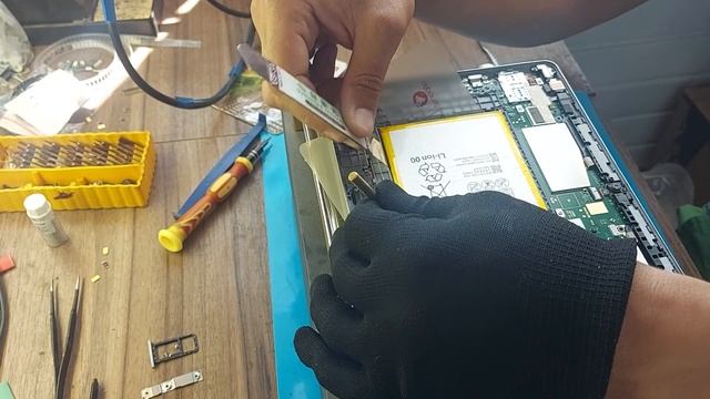 Как заменить батарею на планшете HUAWEI Mediapad T3 10 (AGS-L09) смотреть онлайн