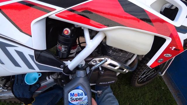 Замена масла в мотоцикле Regulmoto Dyna по-деревенски смотреть онлайн