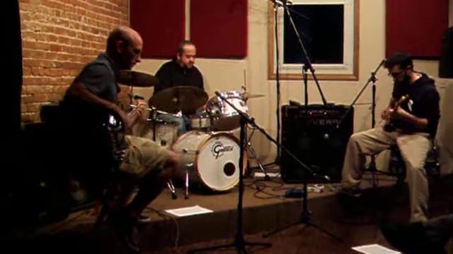 Johnny Lamaz is a Drum Machine смотреть онлайн