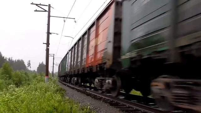 2ЭС6-452 "Синара" с грузовым поездом под проливным дождем смотреть онлайн