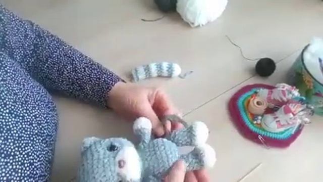 Давайте свяжем котика! Часть 3 - сборка и оформление игрушки. смотреть онлайн