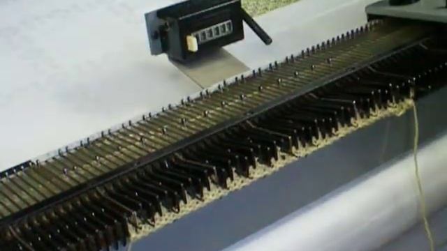 Ажурный кружевной узор "Сетка" на вязальной машине Нева-2 смотреть онлайн