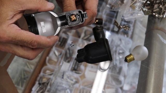 Taking apart a broken Singer sewing machine light. смотреть онлайн