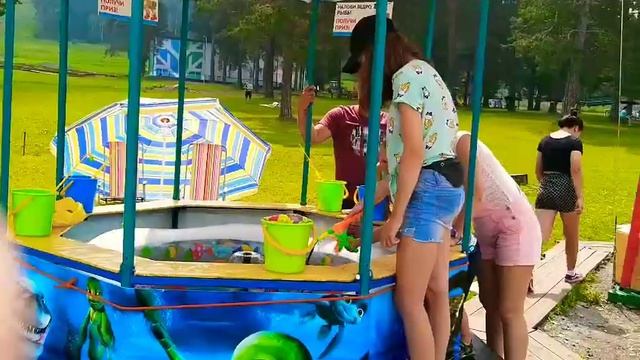Дети играют,весело ловят игрушечные рыбы Kids Katy Show смотреть онлайн