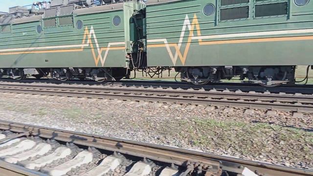 ВЛ80с-608 с "длинным" грузовым поездом на перегоне Минск-Восточный/Степянка.Около о.п. Тракторный. смотреть онлайн