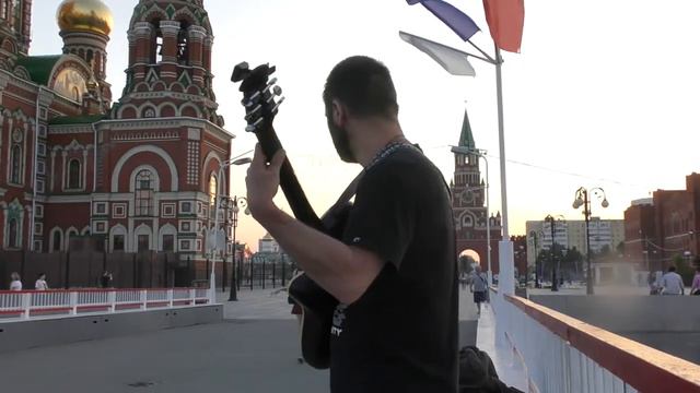 ЙОШКАР-ОЛА. "БЕСАМЕ МУЧО" ИГРАЕТ ГИТАРИСТ И КОМПОЗИТОР ГОША АРБАН. смотреть онлайн