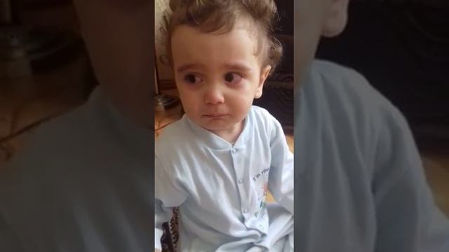 МАЛЫШ СДЕРЖИВАЕТ СЛЁЗЫ))) смотреть онлайн