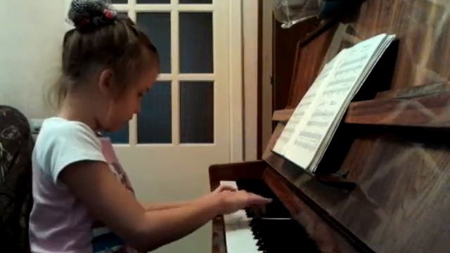Сестричка 6 лет играет на пианино Украинский танец смотреть онлайн