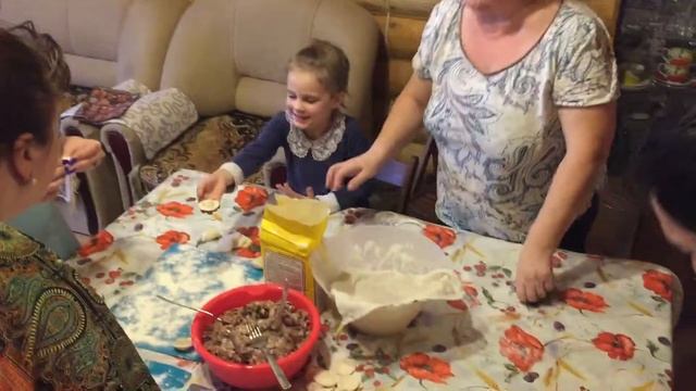 Лепим новогодние пельмени смотреть онлайн